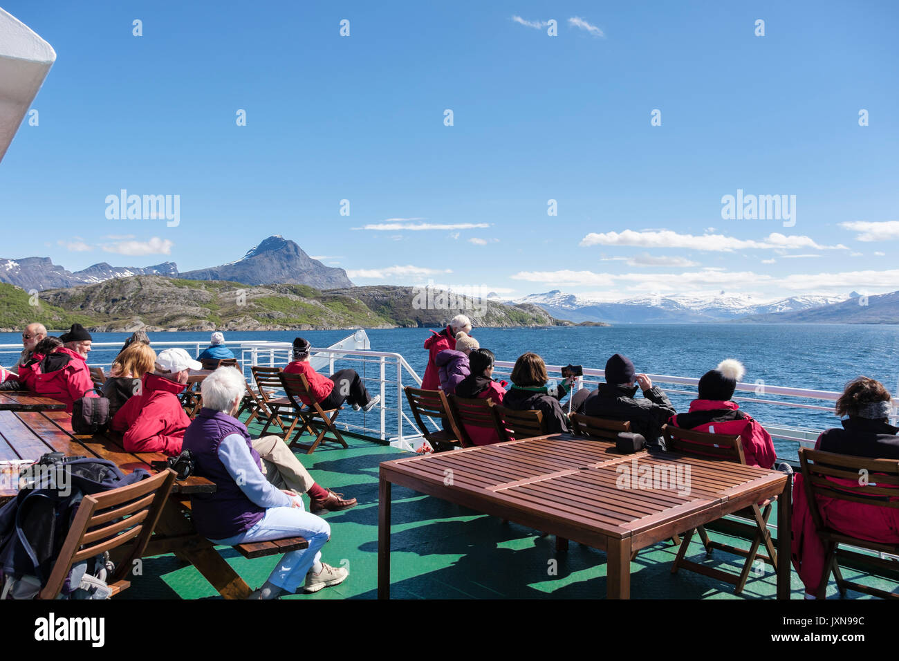 Bateau de croisière les passagers assis sur le pont de G Adventures en expédition à la recherche du soleil à la voile en mer du nord de la Norvège en été 2017. La Norvège Banque D'Images