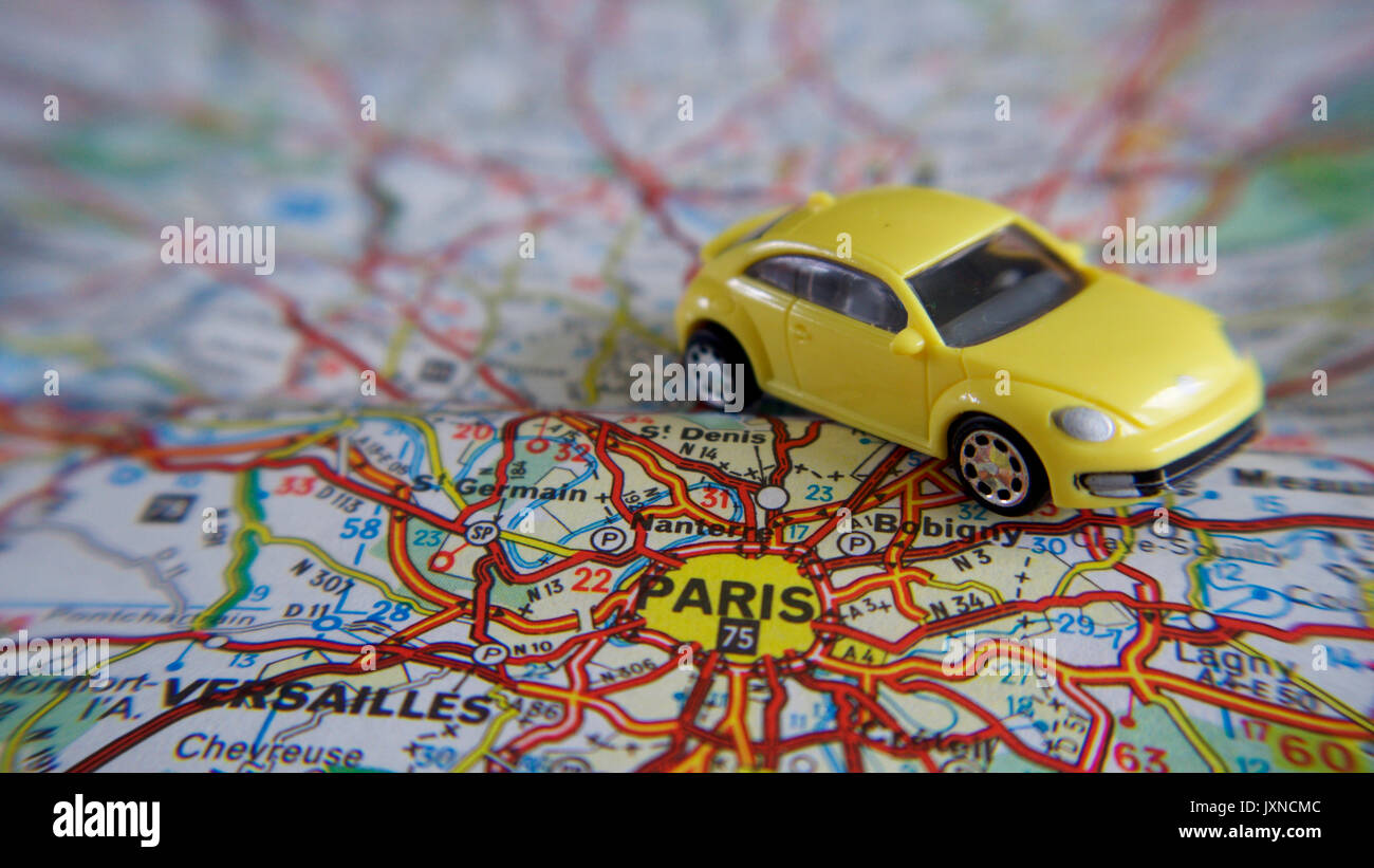 Road Trip Petite Voiture Jaune Vif Sur Une Carte Routiere Photo Stock Alamy