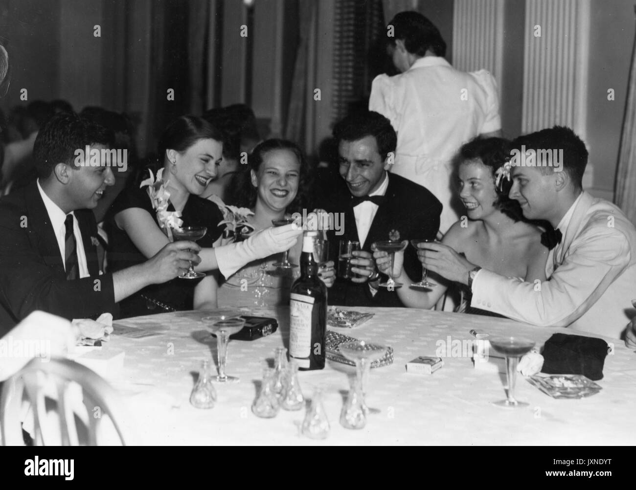 La vie étudiante, Premier banquet et danse les aînés et leurs dates toasting each other au banquet et danse senior, tenue à l'Hôtel du Sud, 1947. Banque D'Images