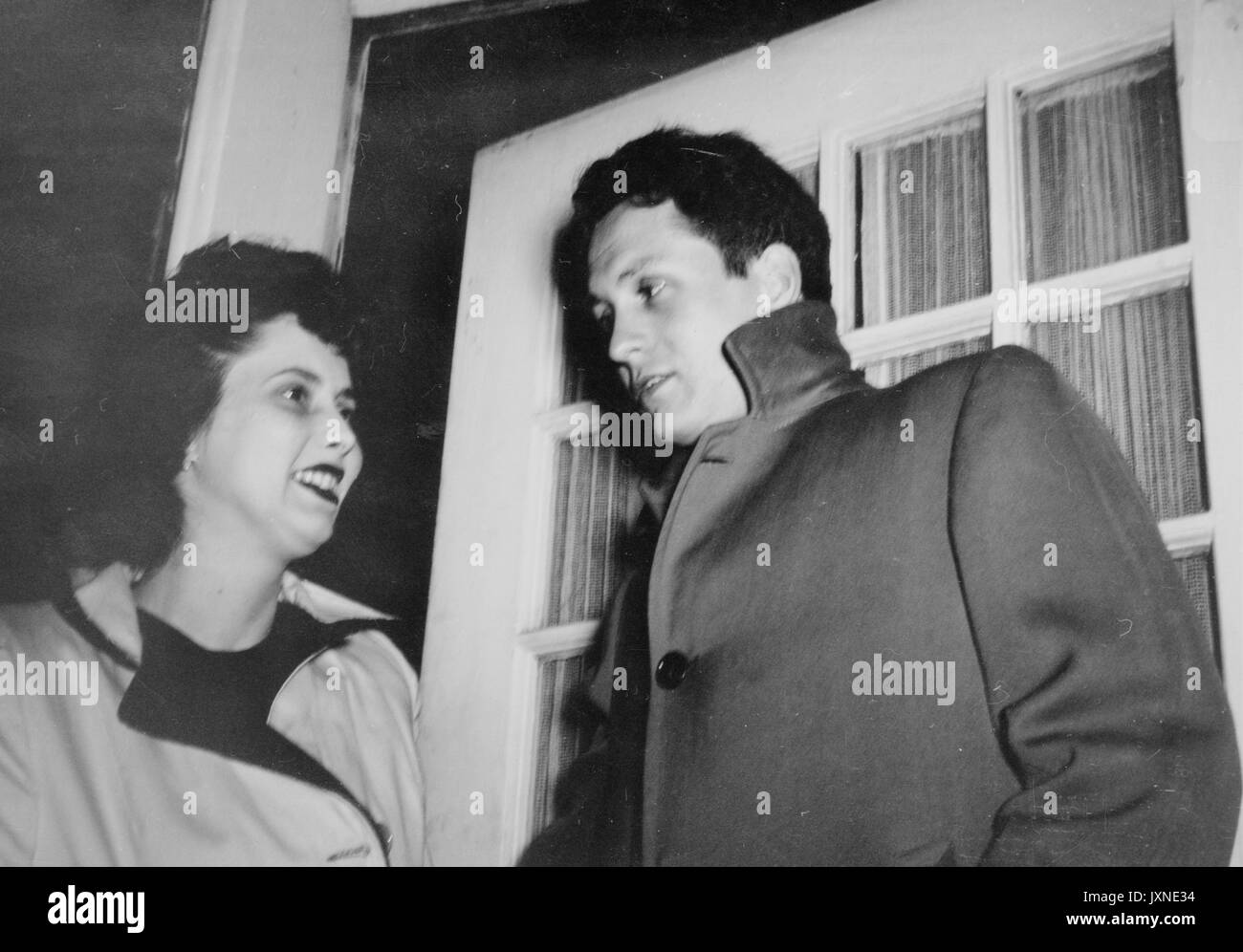 Beta Theta Pi, fraternités, membre de la fraternité de la vie étudiante et sa petite amie arriver à 2721 N, rue Charles à Baltimore, Maryland, 1947. Banque D'Images