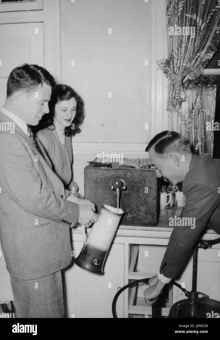 Beta Theta Pi, fraternités, Vie étudiante coup franc de fraternité membres remplissant une bière stein et en touchant un keg, 1947. Banque D'Images
