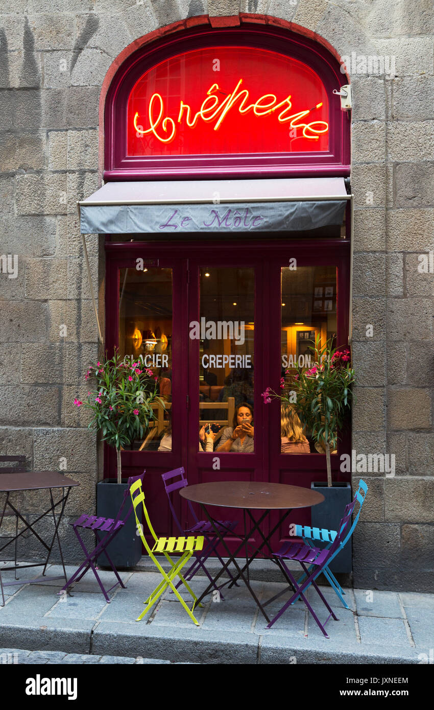 France - Crêperie ou cafe dans la ville fortifiée de Saint-Malo, Bretagne, France Banque D'Images