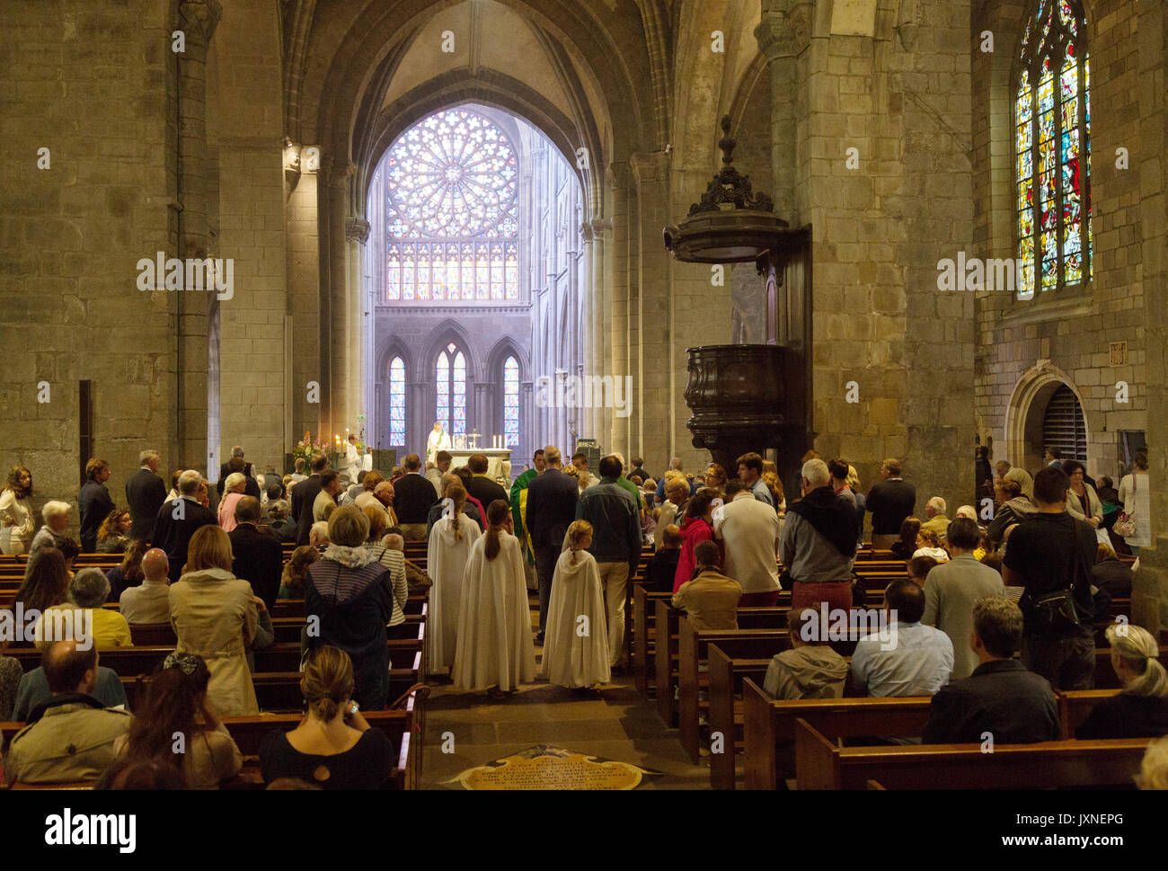 La cathédrale de St Malo - un service religieux dans l'intérieur de la cathédrale de Saint-malo ( Cathédrale Saint-Vincent-de-Saragosse de Saint-Malo ), St Malo, Bretagne Banque D'Images