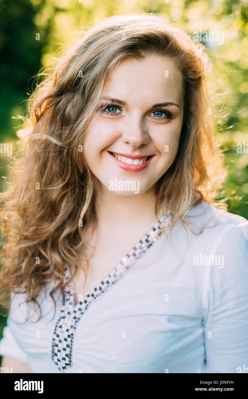 Close Up Portrait Of Happy Young Beautiful Woman assez grande taille Femme habille en blouse blanche et profiter de la vie sourire s amusant en Somme Photo Stock Alamy