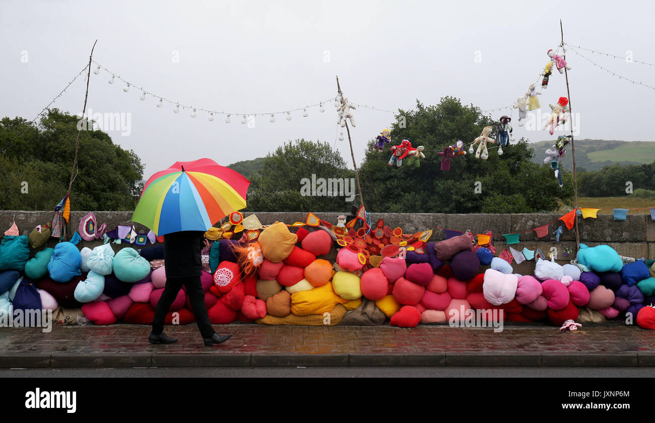 Un homme marche passé et art installation appelée adoucir la frontière par l'artiste Rita Duffy à la frontière entre l'Belcoo Blacklion en Irlande du Nord et en République d'Irlande. Banque D'Images