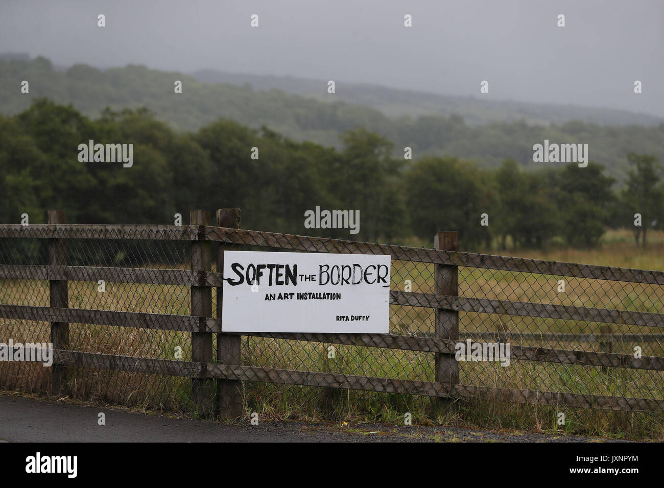 Un signe de l'annonce d'un art installation appelée adoucir la frontière sur la frontière entre l'Belcoo Blacklion en Irlande du Nord et en République d'Irlande. Banque D'Images