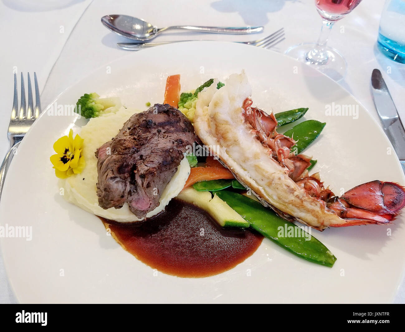 Queue de homard et steak sur assiette avec des légumes colorés Banque D'Images
