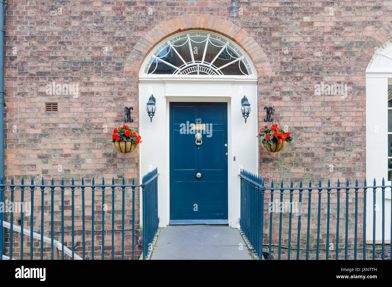 Smart blue porte sur une maison géorgienne à Shrewsbury Banque D'Images