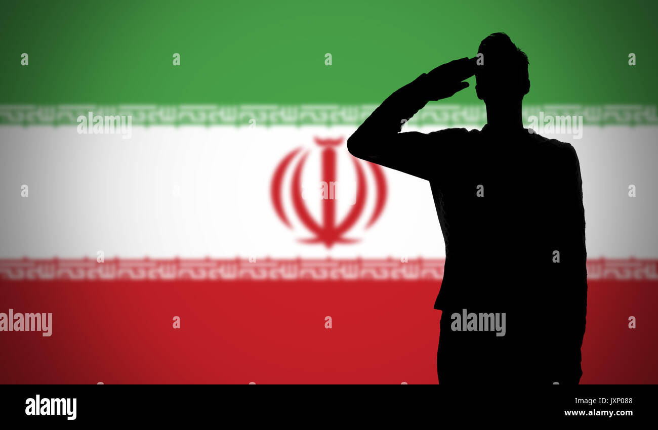 Silhouette d'un soldat saluant contre le drapeau de l'Iran Banque D'Images