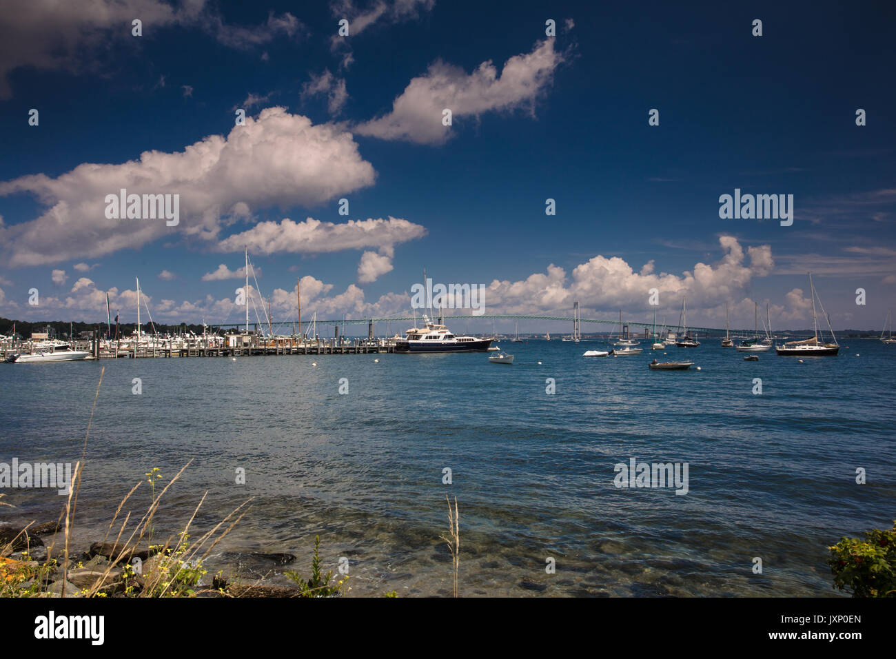 L'Clairborn Pell pont de Newport comme vu de Conaicus Avenue à Jamestown, RHODE ISLAND. Banque D'Images
