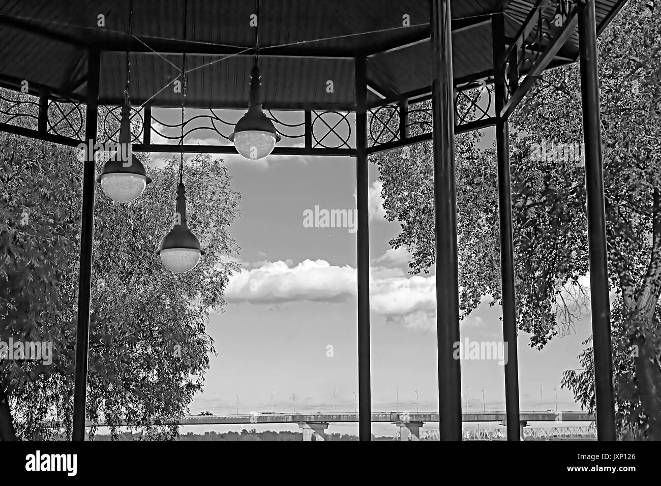 Vue du dessus de l'arbor et Fux Bridge (Pont) en ancien Moskovskyi Natalka park, Kiev, Ukraine Banque D'Images