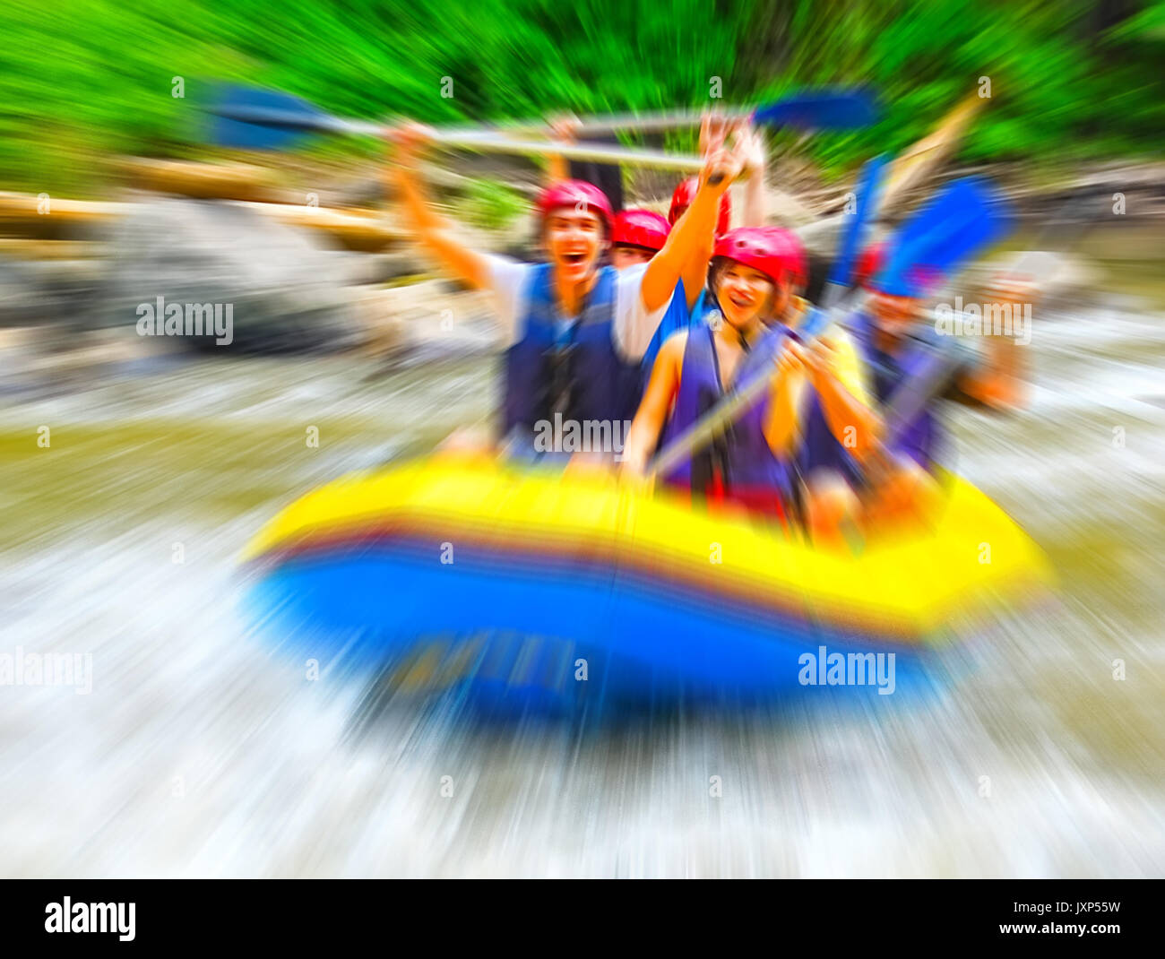 Rafting sur la rivière de montagne, floue en postproduction Banque D'Images