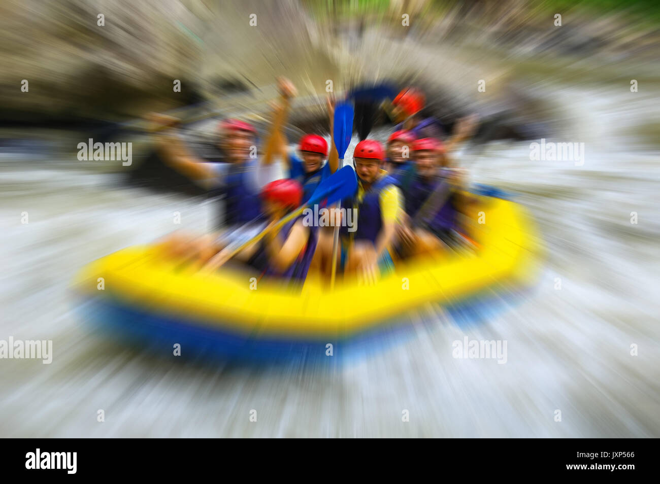 Rafting sur la rivière de montagne, floue en postproduction Banque D'Images