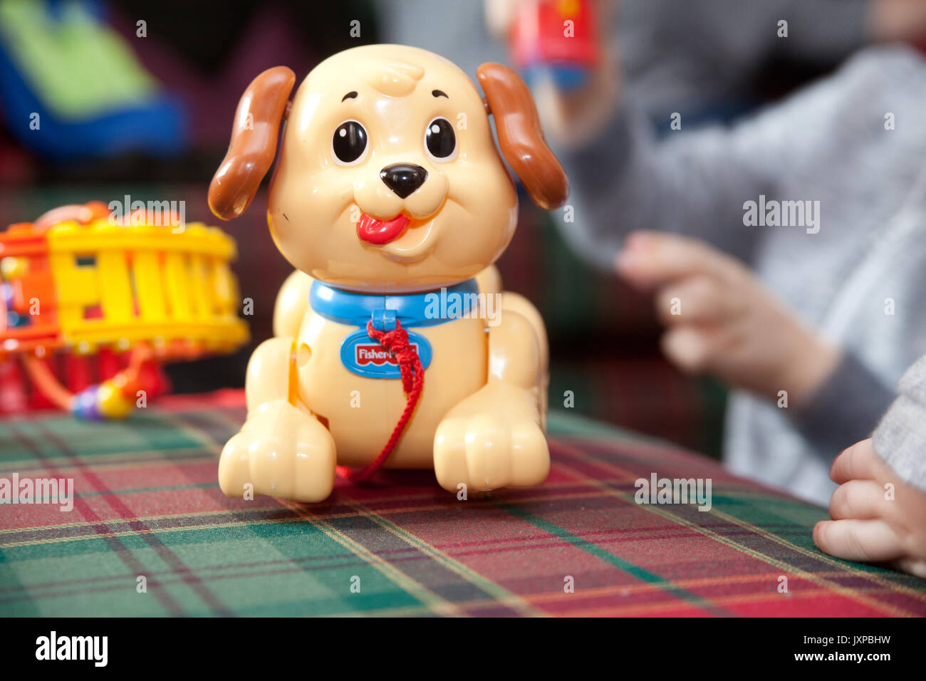 Lil' Fisher-Price jouet Snoopy sur surface tartan. Banque D'Images