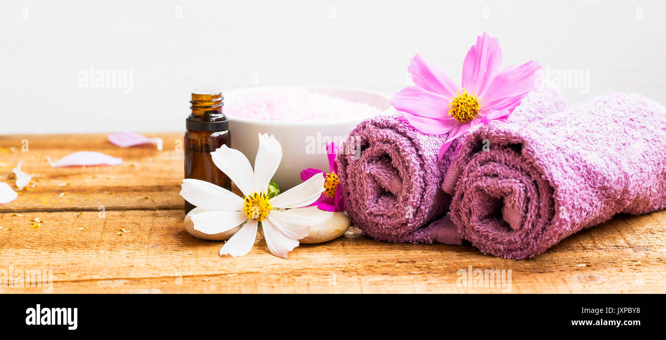 Still Life Spa composition avec serviettes, fleur, sel de mer et de l'essence même bouteille Banque D'Images