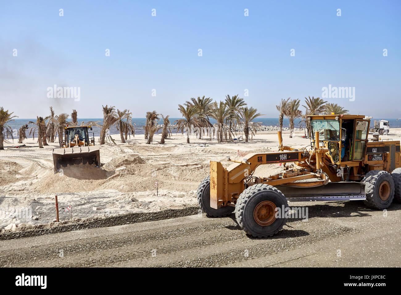 Dubaï, Émirats Arabes Unis - Mai 03, 2017 : les véhicules sur le site de construction le long de la route entre Dubaï et Sharjah. Banque D'Images
