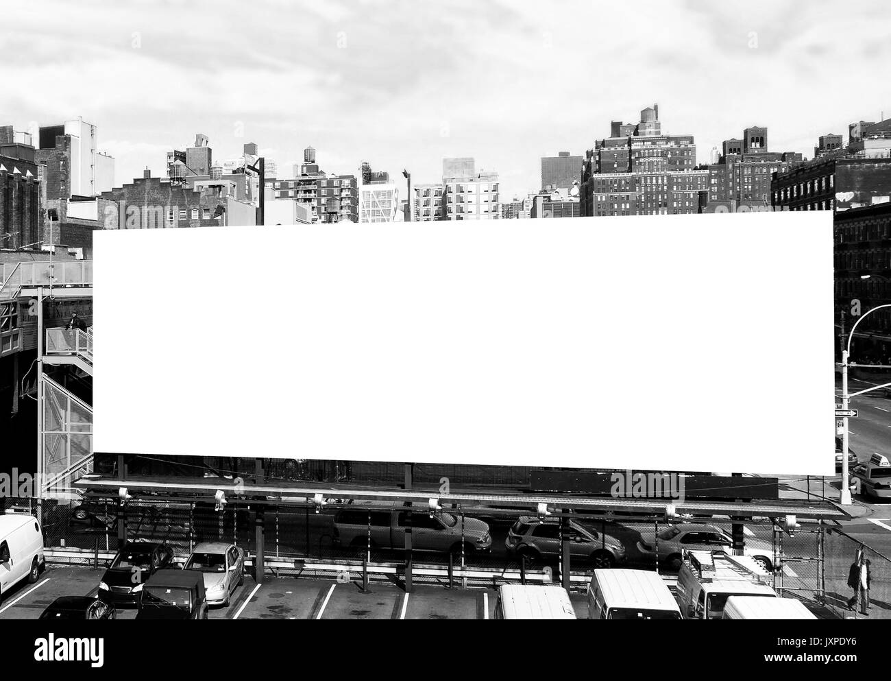 Big blank billboard dans la ville de New York. image en noir et blanc. Banque D'Images