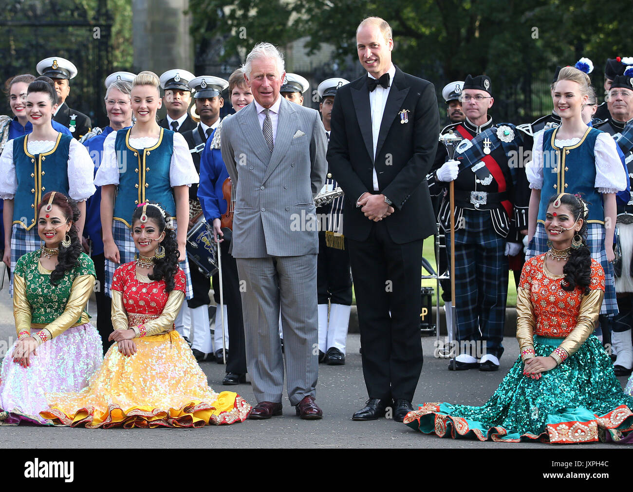 Le Prince de Galles, connu sous le nom de duc de Rothesay tandis qu'en Écosse et le duc de Cambridge après avoir vu un spectacle sur le parvis du palais de Holyroodhouse à Edimbourg avant d'assister au Royal Edinburgh Military Tattoo. Banque D'Images