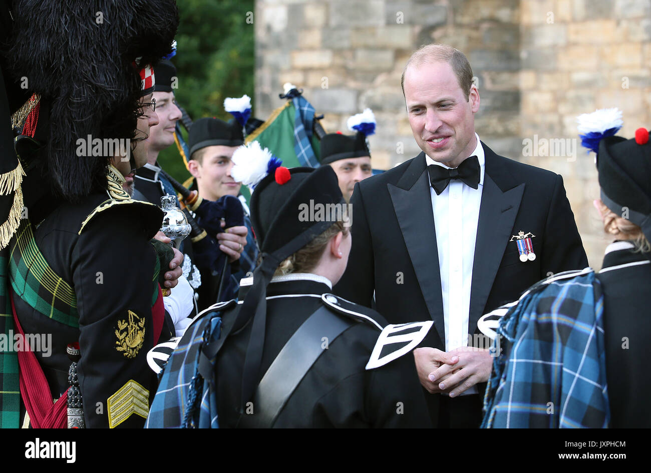 Le duc de Cambridge après avoir vu un spectacle sur le parvis du palais de Holyroodhouse à Edimbourg avant d'assister au Royal Edinburgh Military Tattoo. Banque D'Images