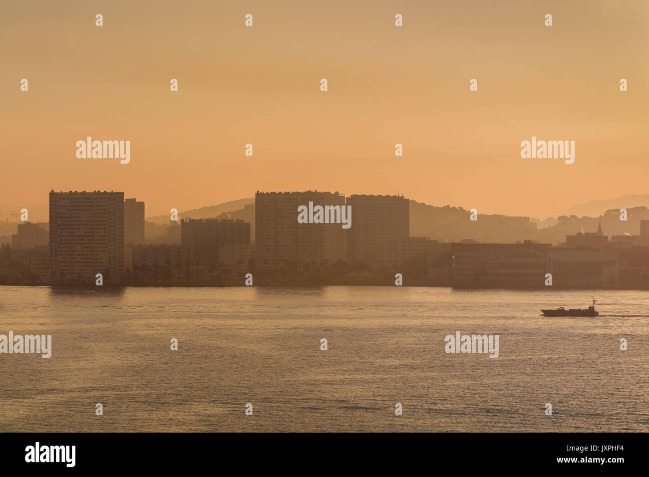 Vue sur le port de Toulon au lever du soleil, France Banque D'Images