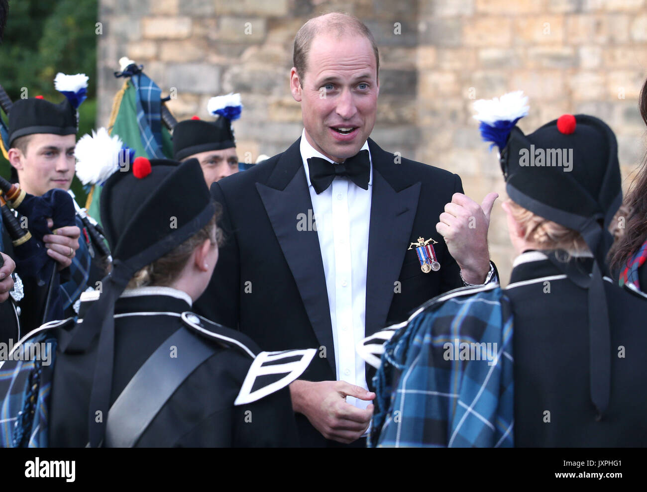 Le duc de Cambridge après avoir vu un spectacle sur le parvis du palais de Holyroodhouse à Edimbourg avant d'assister au Royal Edinburgh Military Tattoo. Banque D'Images