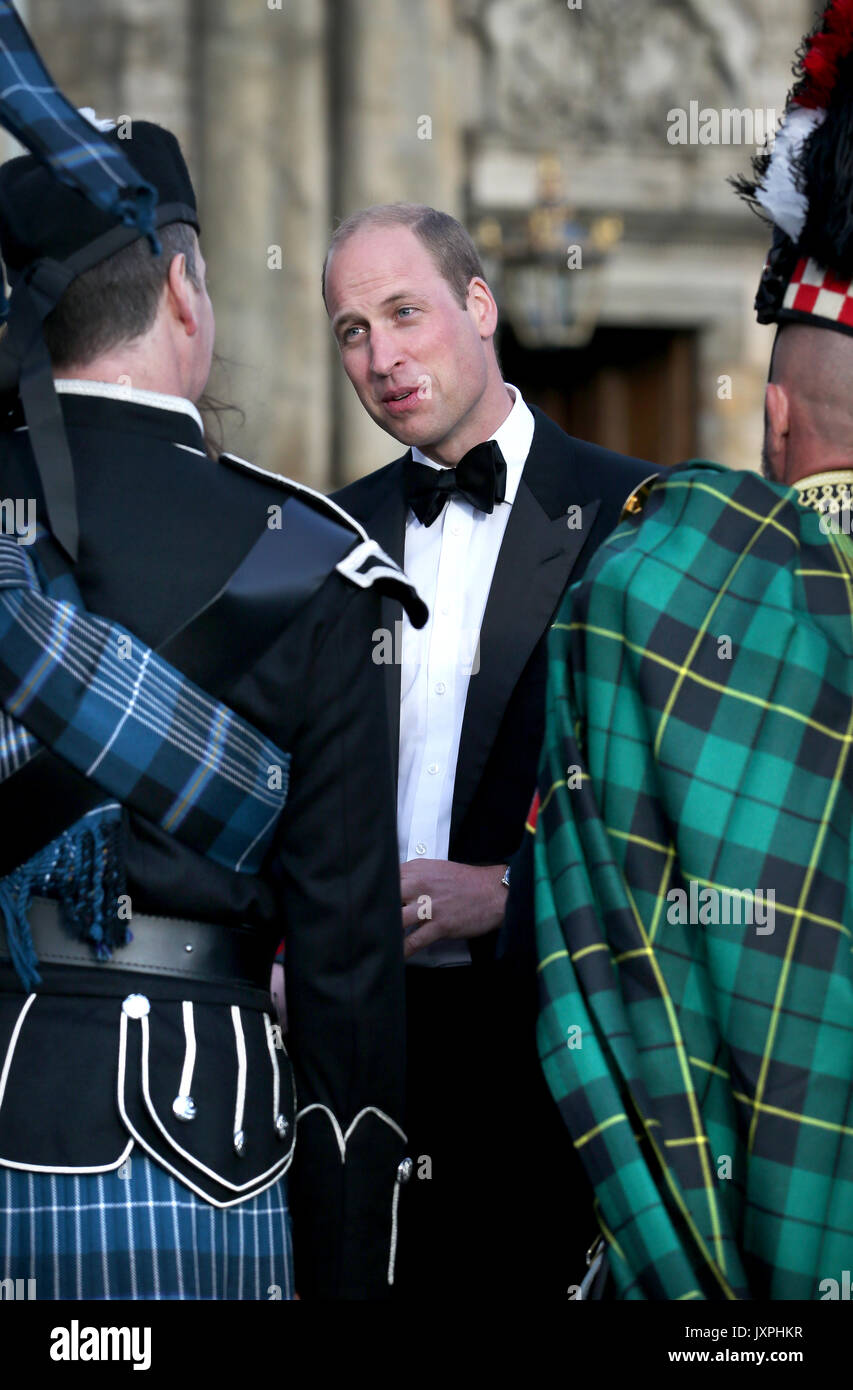 Le duc de Cambridge après avoir vu un spectacle sur le parvis du palais de Holyroodhouse à Edimbourg avant d'assister au Royal Edinburgh Military Tattoo. Banque D'Images