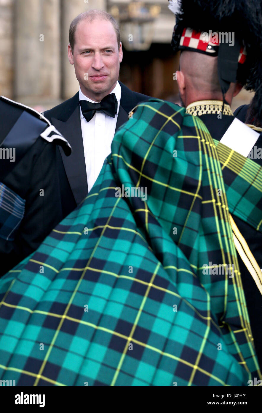 Le duc de Cambridge après avoir vu un spectacle sur le parvis du palais de Holyroodhouse à Edimbourg avant d'assister au Royal Edinburgh Military Tattoo. Banque D'Images