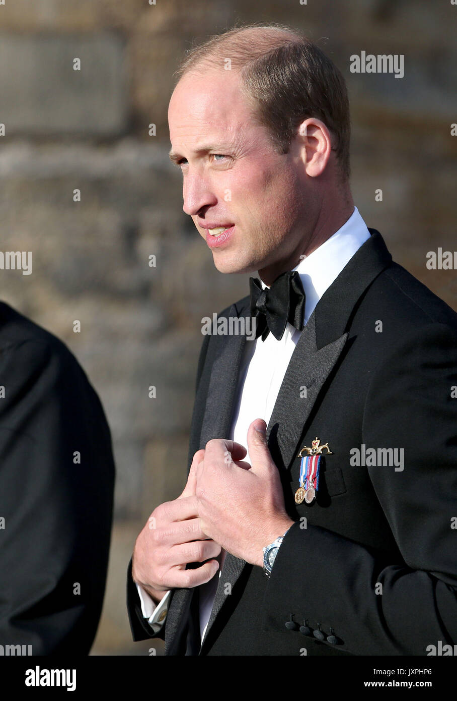 Le duc de Cambridge en regardant un spectacle sur le parvis du palais de Holyroodhouse à Edimbourg avant d'assister au Royal Edinburgh Military Tattoo. Banque D'Images