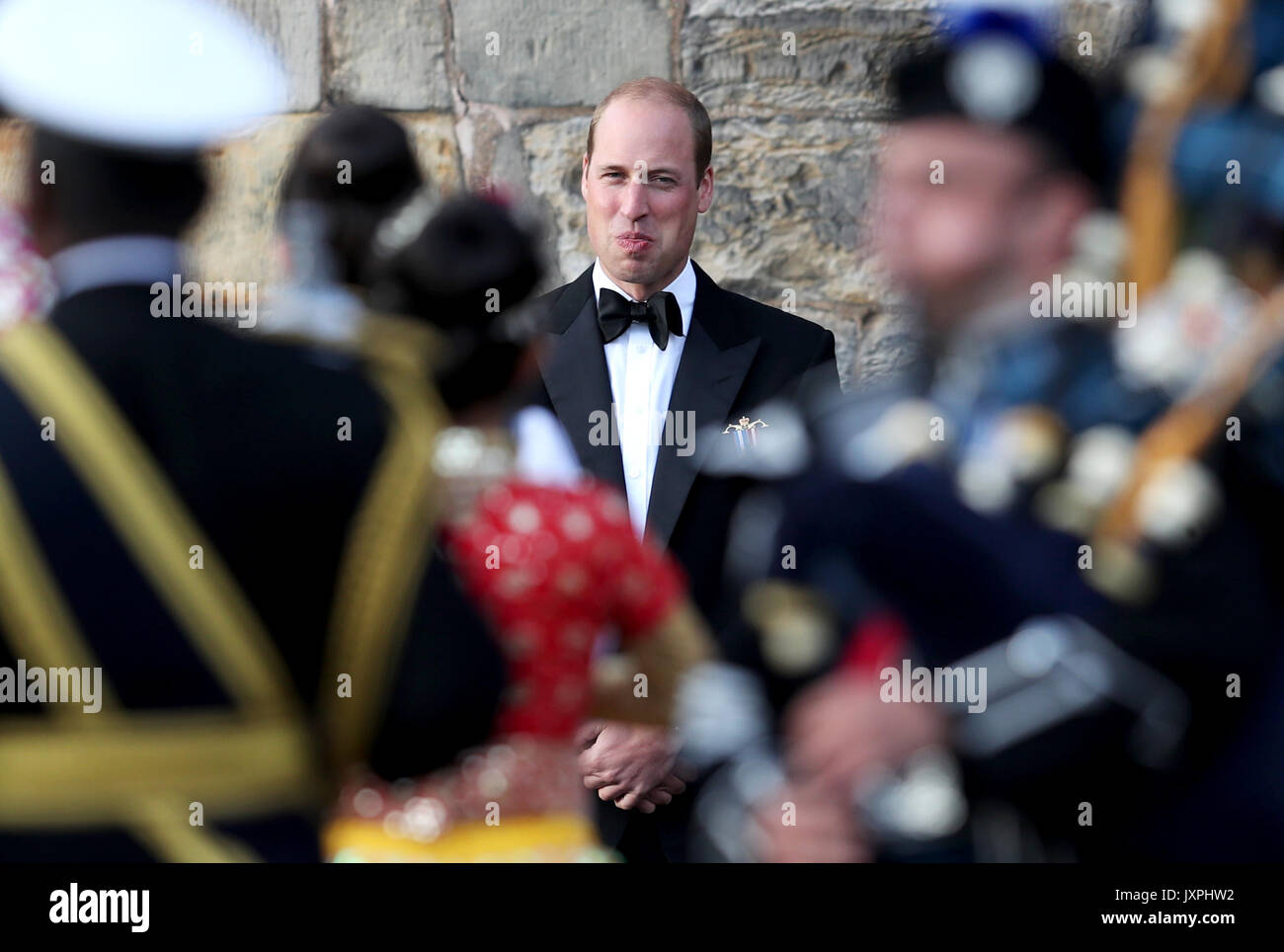 Le duc de Cambridge en regardant un spectacle sur le parvis du palais de Holyroodhouse à Edimbourg avant d'assister au Royal Edinburgh Military Tattoo. Banque D'Images