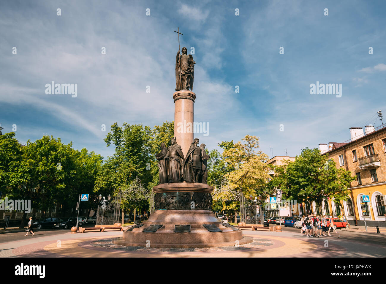 Brest, Biélorussie - juin 6, 2017 : Monument du millénaire de Brest à l'intersection de la rue Gogol et Sovietskaya en journée ensoleillée. Monument présente Banque D'Images