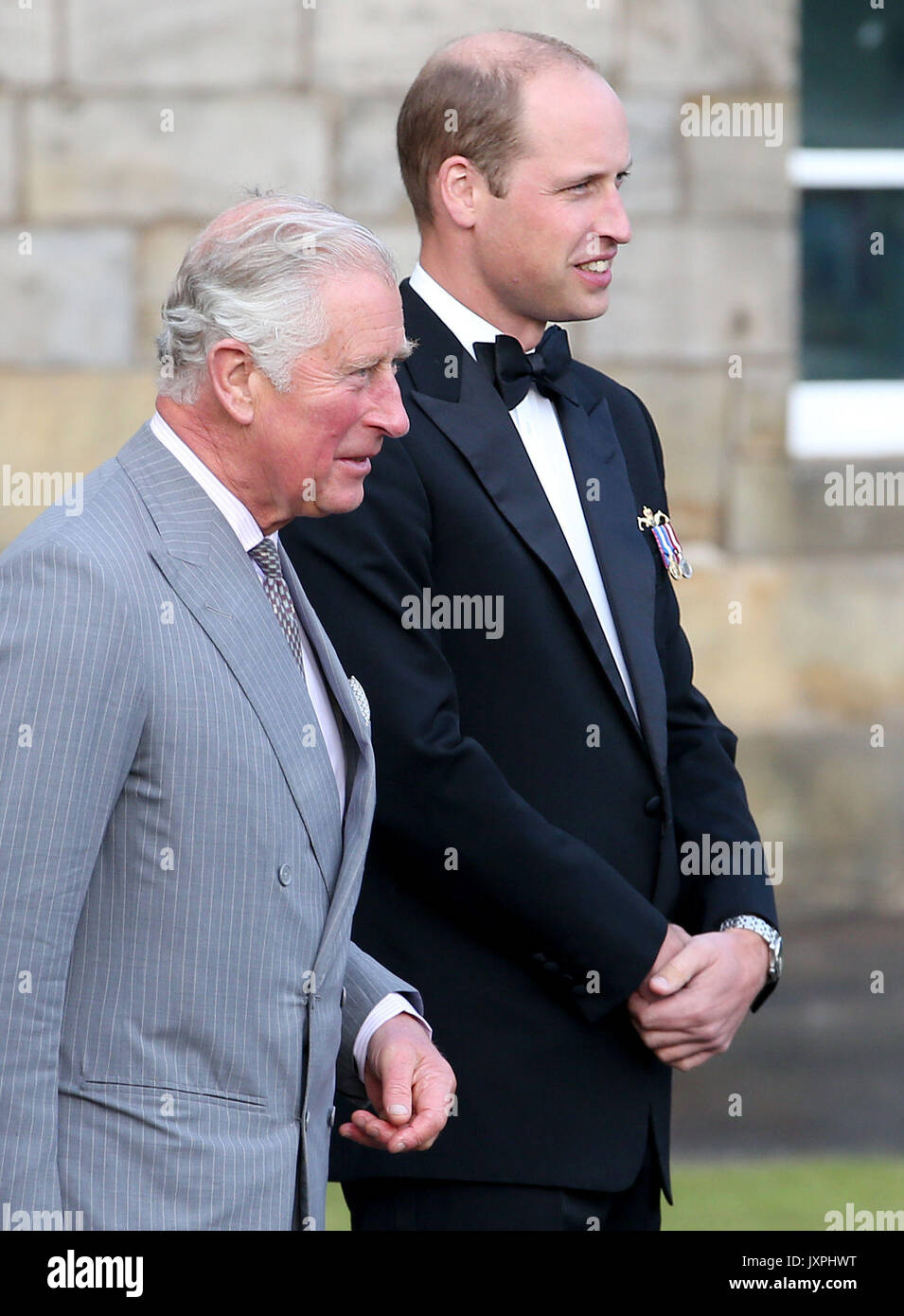 Le Prince de Galles, connu sous le nom de duc de Rothesay en Ecosse, et le duc de Cambridge voir un spectacle sur le parvis du palais de Holyroodhouse à Edimbourg avant d'assister au Royal Edinburgh Military Tattoo. Banque D'Images