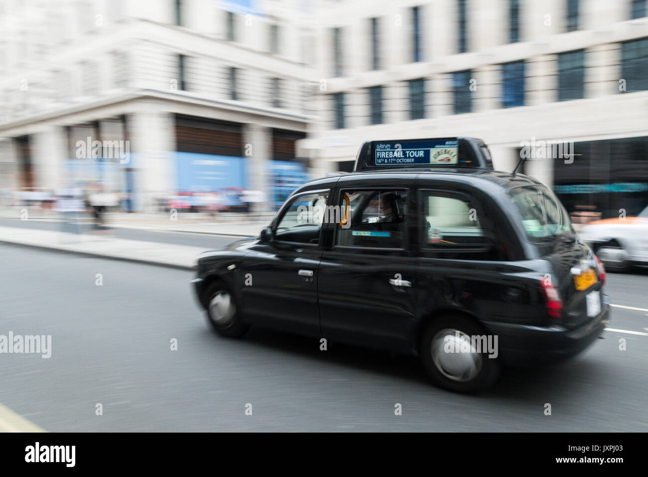 Panoramique tourné de london taxi, taxi noir, Regent Street Saint James St James's, Londres SW1Y UK Banque D'Images