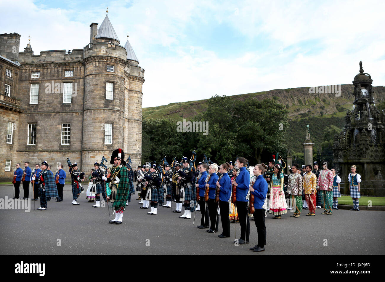 Le Prince de Galles et le duc de Cambridge (pas vu) voir un spectacle sur le parvis du palais de Holyroodhouse à Edimbourg avant d'assister au Royal Edinburgh Military Tattoo. Banque D'Images