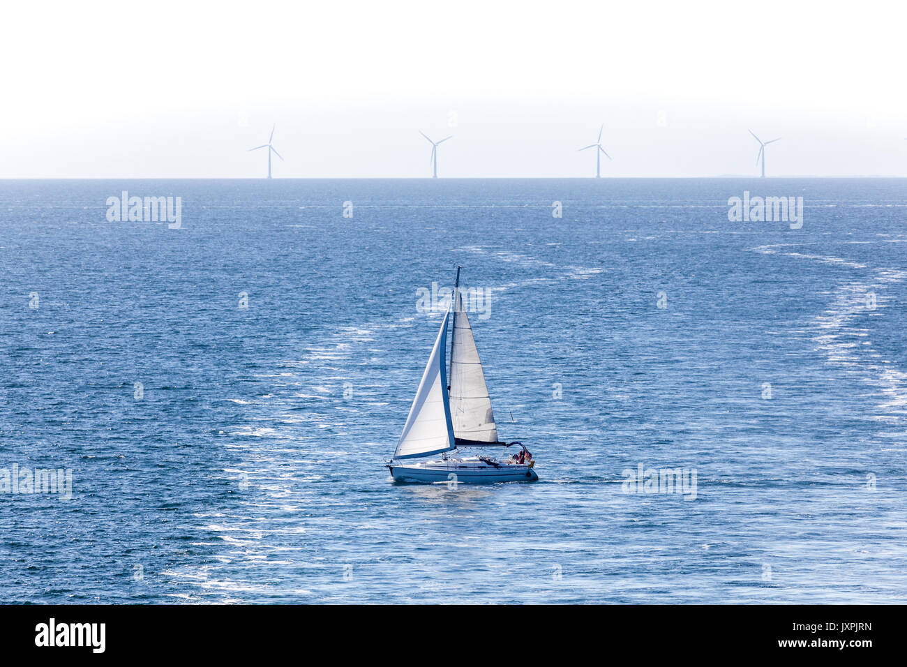 Segelboot auf der Ostsee, Windkraftanlage im Hintergrund Banque D'Images