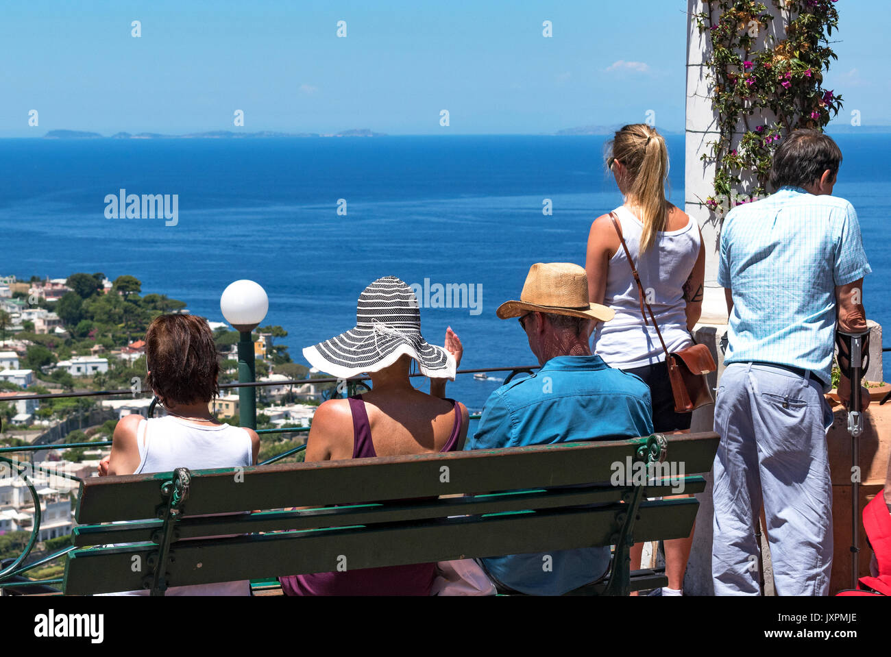 Les visiteurs sur l'île de Capri, admirez la vue sur la baie de Naples, Italie. Banque D'Images