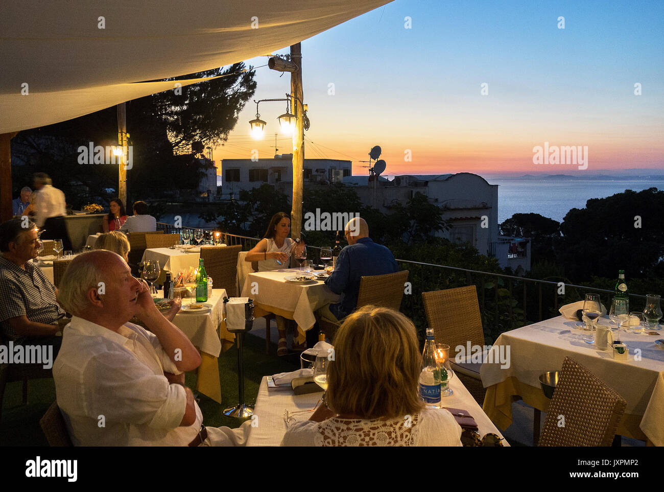 Vue du coucher de soleil pour les diners dans un restaurant sur l'île de Capri, italie Banque D'Images