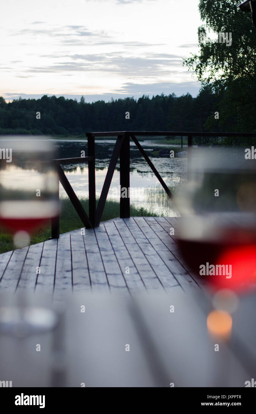 Deux verres de vin dans le coucher du soleil Banque D'Images