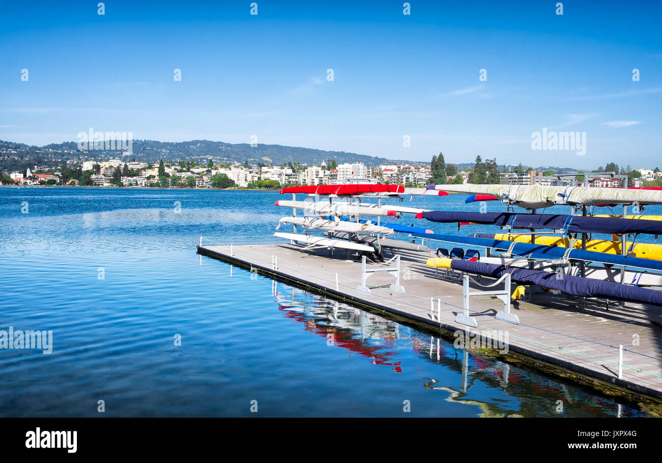 Oakland California Lake Merritt aviron de couple sur des supports en bois sur un dock. Banque D'Images