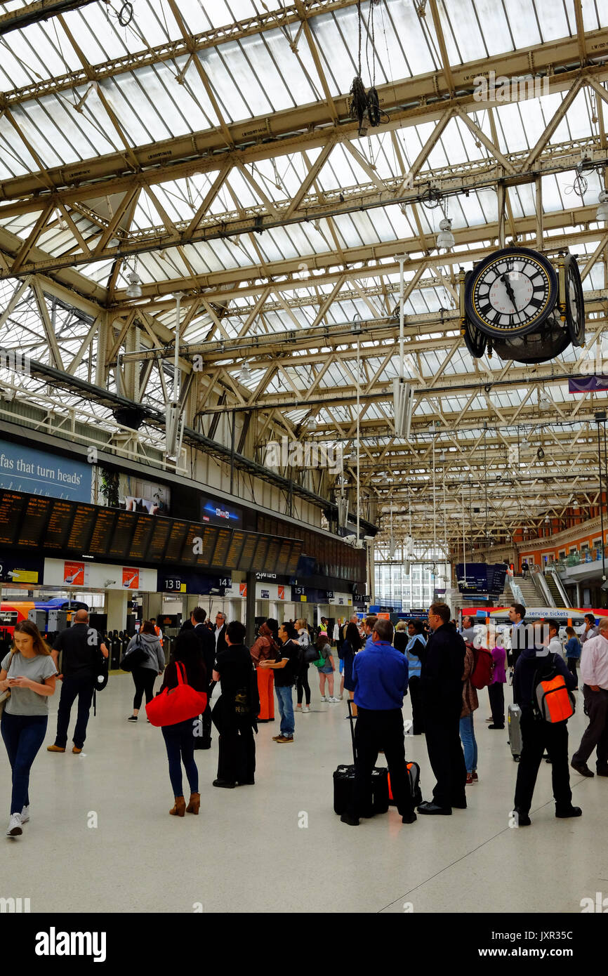 La gare de Waterloo de Londres le jour un déraillement ajouté au chaos causé par l'amélioration des œuvres qui n'ont plates-formes fermées. Prise le 16 août 2017. Banque D'Images