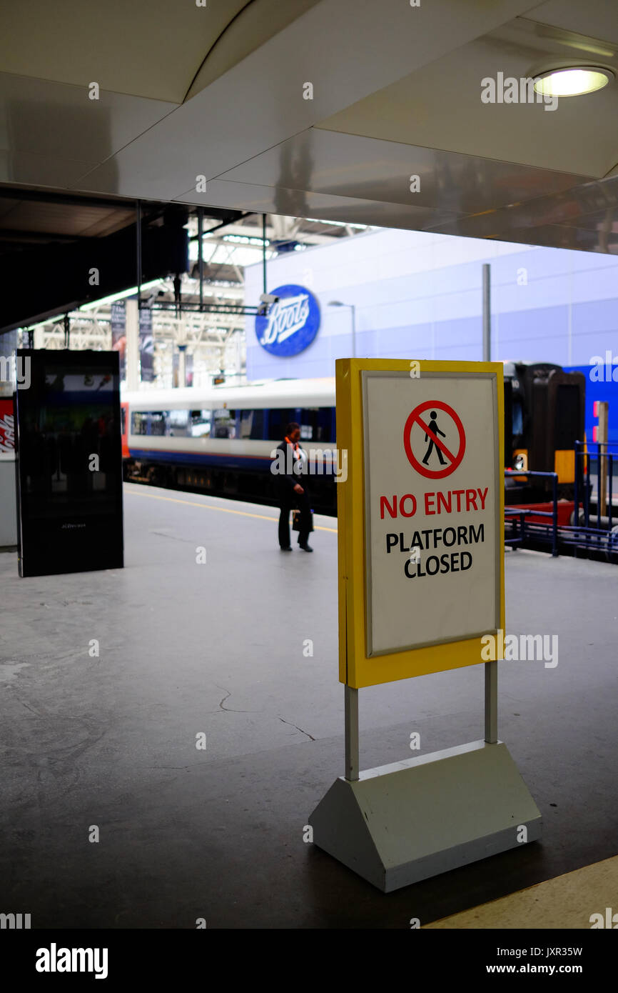 La gare de Waterloo, Londres la journée un déraillement ajouté au chaos causé par l'amélioration des œuvres qui n'ont plates-formes fermées. Prise le 16 août 2017 Banque D'Images