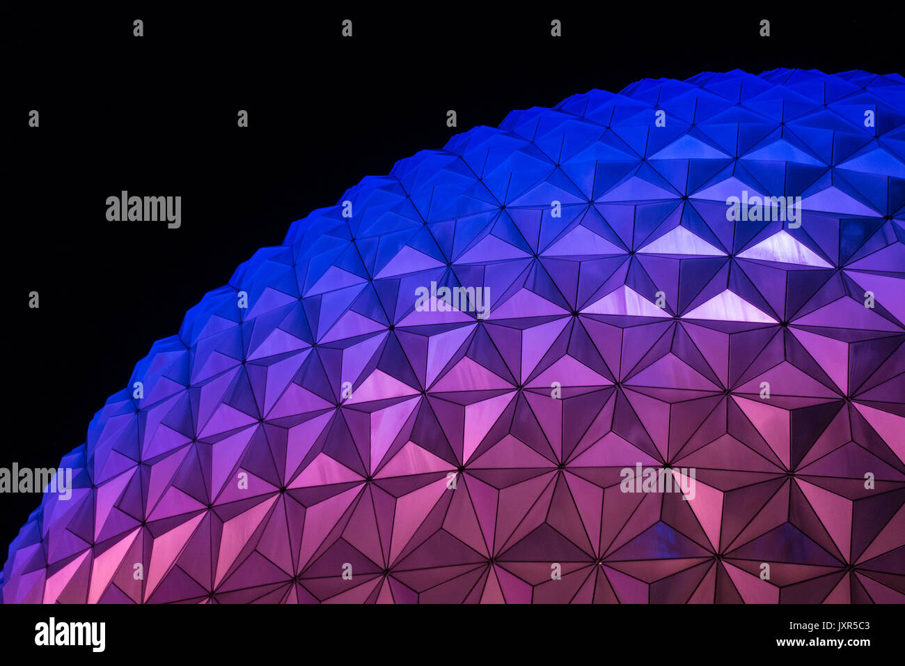 Attraction Spaceship Earth éclairés la nuit à Epcot, Walt Disney World, Orlando, Floride. Banque D'Images