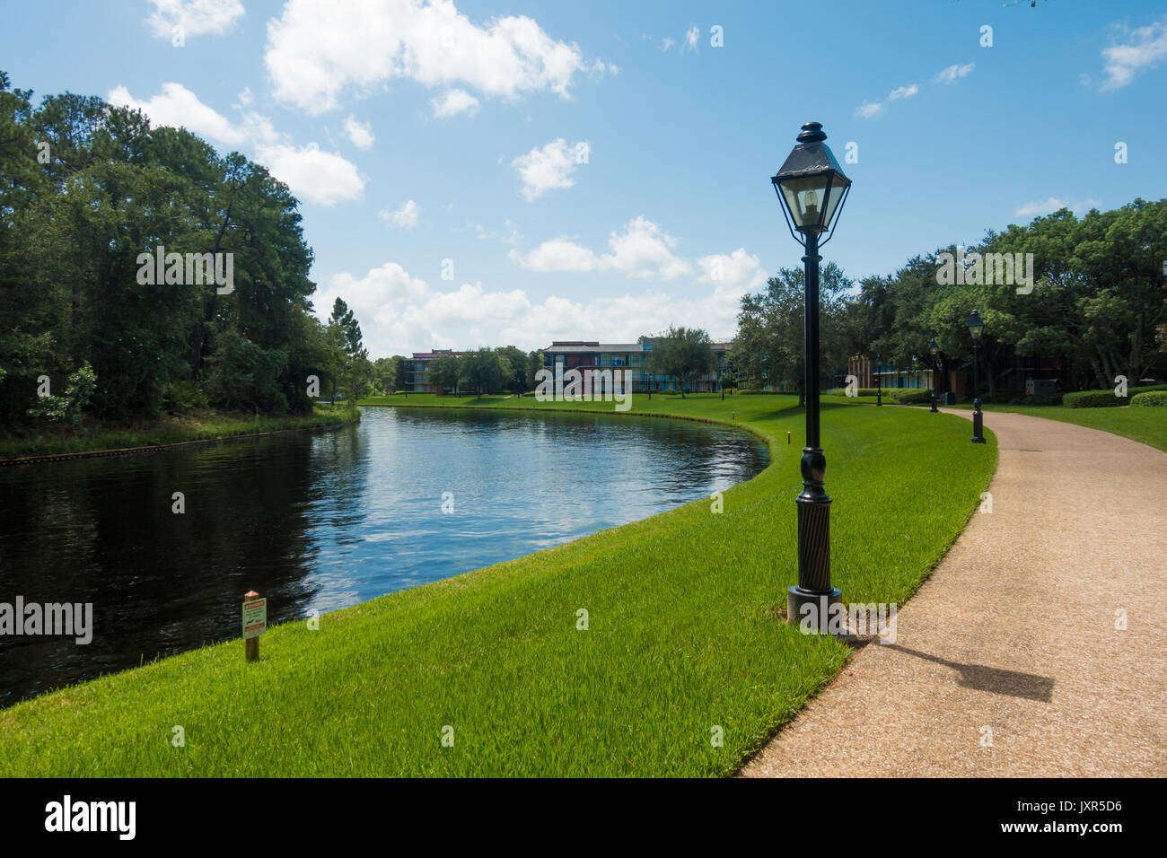 Sentier par le côté de la rivière à sassgoula Port Orleans Resort, Walt Disney World, Orlando, Floride. Banque D'Images