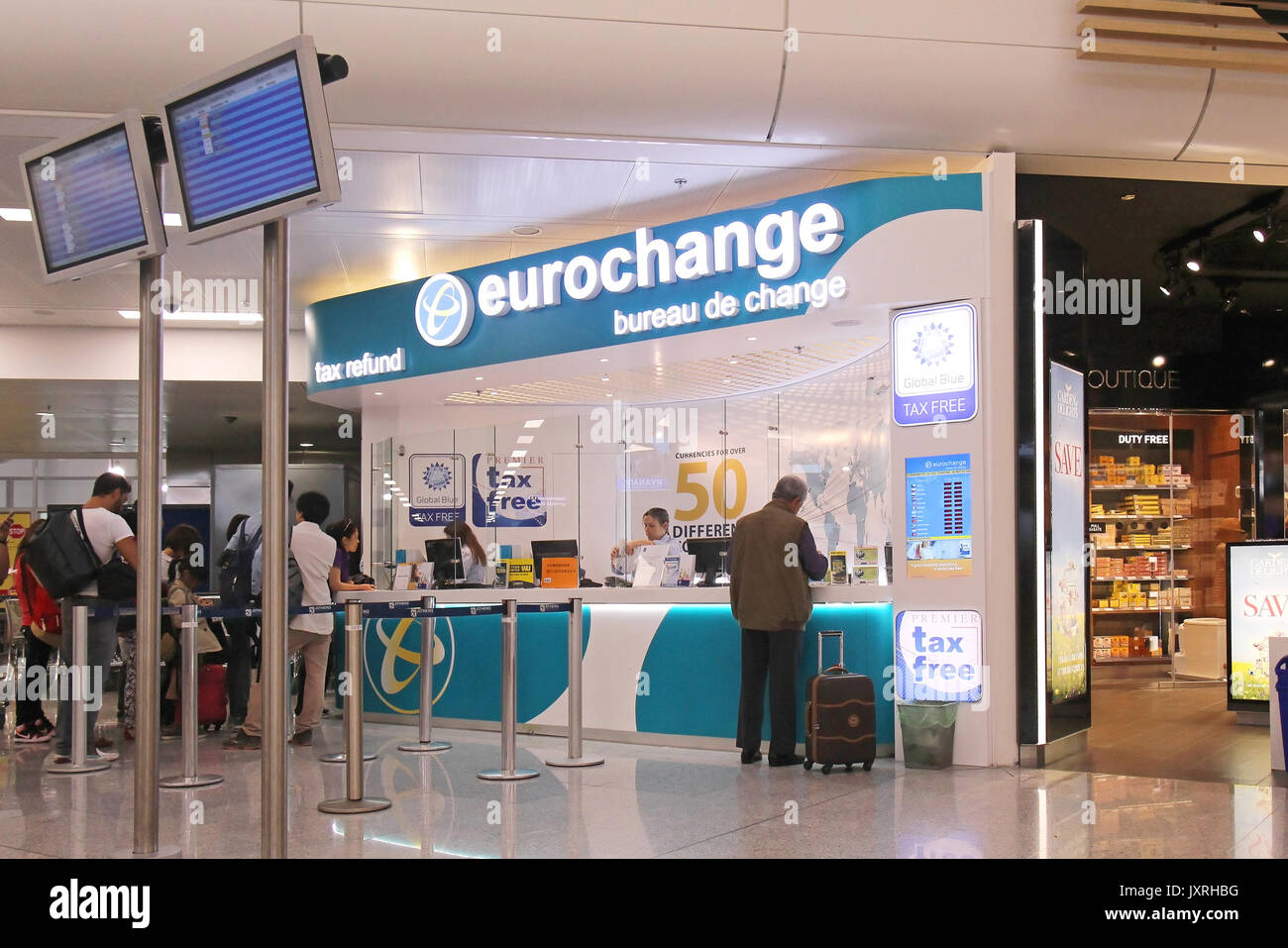 Athènes, Grèce - 05 mai : service de change et contre remboursement de taxe à l'Athens International avec les gens attendent en ligne à Athènes, Grèce - 05 mai 2015 Banque D'Images