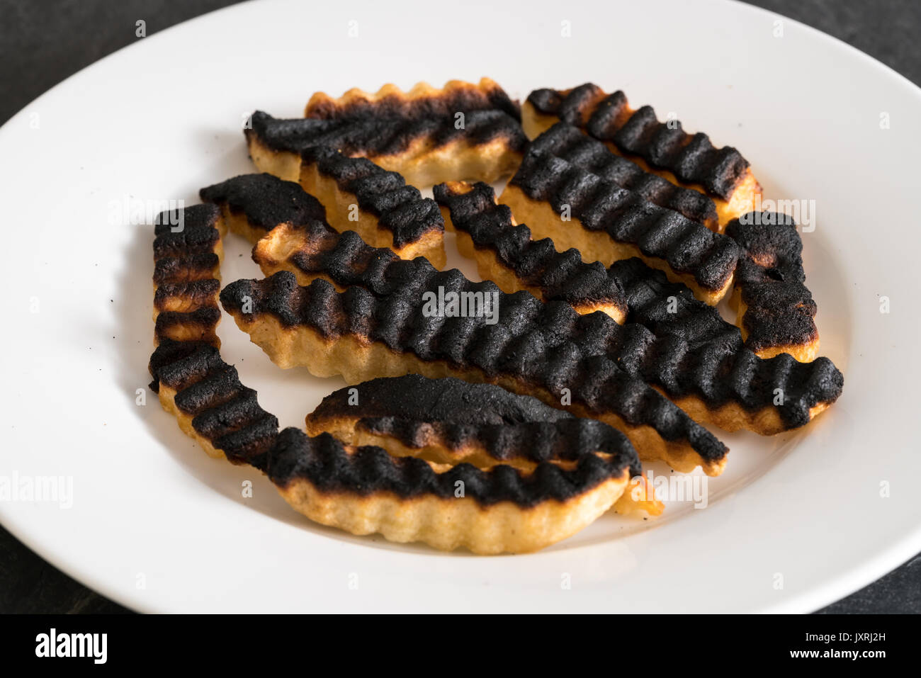 Assiette de frites brûlées et détruites Banque D'Images