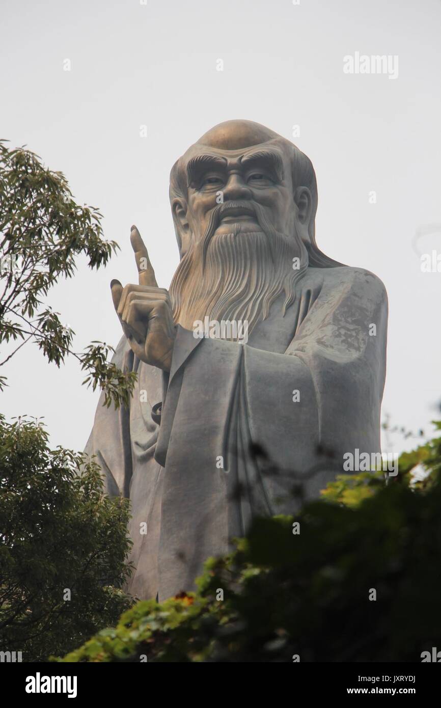 Qingdao, Qingdao, Chine. Août 17, 2017. Qingdao, Chine 16e Août 2017 : (usage éditorial uniquement. Chine).Les 50 mètres de haut plus grand Laozi statue peut être vu à la montagne d'ajo à Qingdao, Chine de l'est la province de Shandong. Laozi, également connu comme Lao-Tzu, était un philosophe et écrivain chinois. Il est connu comme l'auteur de renom du Tao Te Ching, le fondateur de Taoïsme philosophique, et une déité dans le taoïsme religieux et religions chinoises traditionnelles. Crédit : SIPA Asie/ZUMA/Alamy Fil Live News Banque D'Images