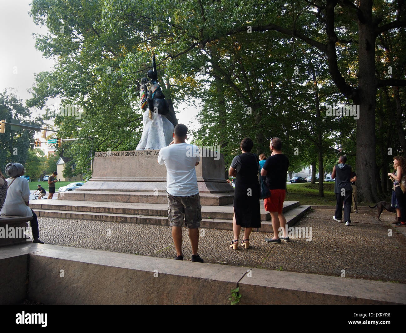 Baltimore, Maryland, USA. Août 16, 2017. Une foule se rassemble autour de l'emplacement où une statue de confédéré Robert E. Lee et Stonewall Jackson a été enlevé pendant la nuit par les représentants de la ville. Une statue réalisée par l'artiste local Pablo Machiolo est soudainement à la place. Credit : Cheryl Moulton/Alamy Live News Banque D'Images