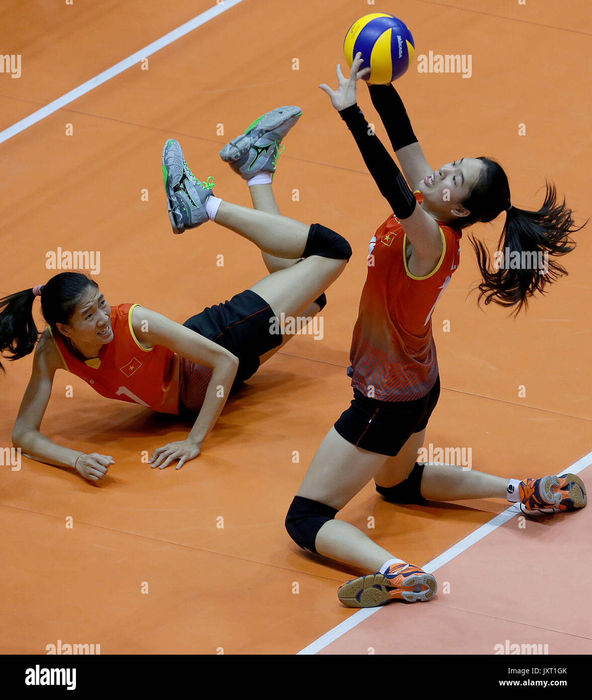 (170817) -- LAGUNA, 17 août 2017 (Xinhua) -- Doan Thi Xuan (L) et Le Thanh Thuy (R) du Vietnam contre la concurrence du Taipei chinois au cours de leur match de classement dans le 2017 Championnat de volley-ball dans la province de Laguna, Philippines, le 17 août 2017. Le Vietnam a gagné 3-0. (Xinhua/Rouelle Umali) Banque D'Images