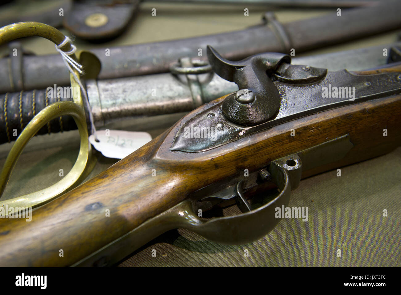Marietta, GA, USA. Août 13, 2011. Cent cinquante ans après le premier obus sont tombés sur Fort Sumter dans Charleston, S.C., souvenirs de guerre civile demeure une entreprise lucrative dans le sud.à cette guerre civile à l'ancienne et de montrer la relique à Marietta, Ga, à quelques kilomètres de la célèbre Kennesaw Mountain National Battlefield Park, collectionneurs, amateurs d'histoire et les curieux se promenaient dans les allées de mousquets, des cantines, des épées, des boutons d'uniforme et d'obus à trouver plus de rappels de 'la fin des désagréments pour leurs collections. Sur la photo : Mousquet bien conservé à vendre (Image Crédit : © Rob Banque D'Images