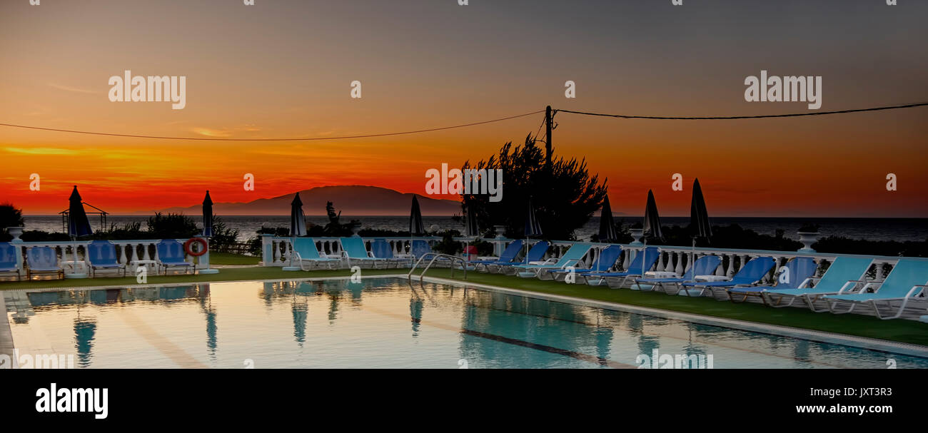 Piscine dans l'hôtel au coucher du soleil. L'île de Zakynthos. La Grèce, la Mer Ionienne Banque D'Images