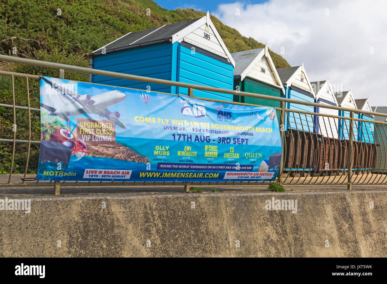 Bournemouth, Dorset, UK. Août 17, 2017. The UK's premier aerobar est en préparation à la plage de Bournemouth comme le 'faire semblant' l'aéroport prend forme. Le 73ft ATR 42 est l'avion d'être convertie en bar mobile et aux salon transformé en salle d'embarquement avec terminal de l'aéroport, duty free, classe club restaurant et salon 1ère classe VIP. 'Passagers' sera remis une carte d'embarquement à l'arrivée. L'avion sera là pour 17 jours et auront des animations. L'attraction est présenté par l'entreprise de la ville de Poole immenses Événements. Credit : Carolyn Jenkins/Alamy Live News Banque D'Images